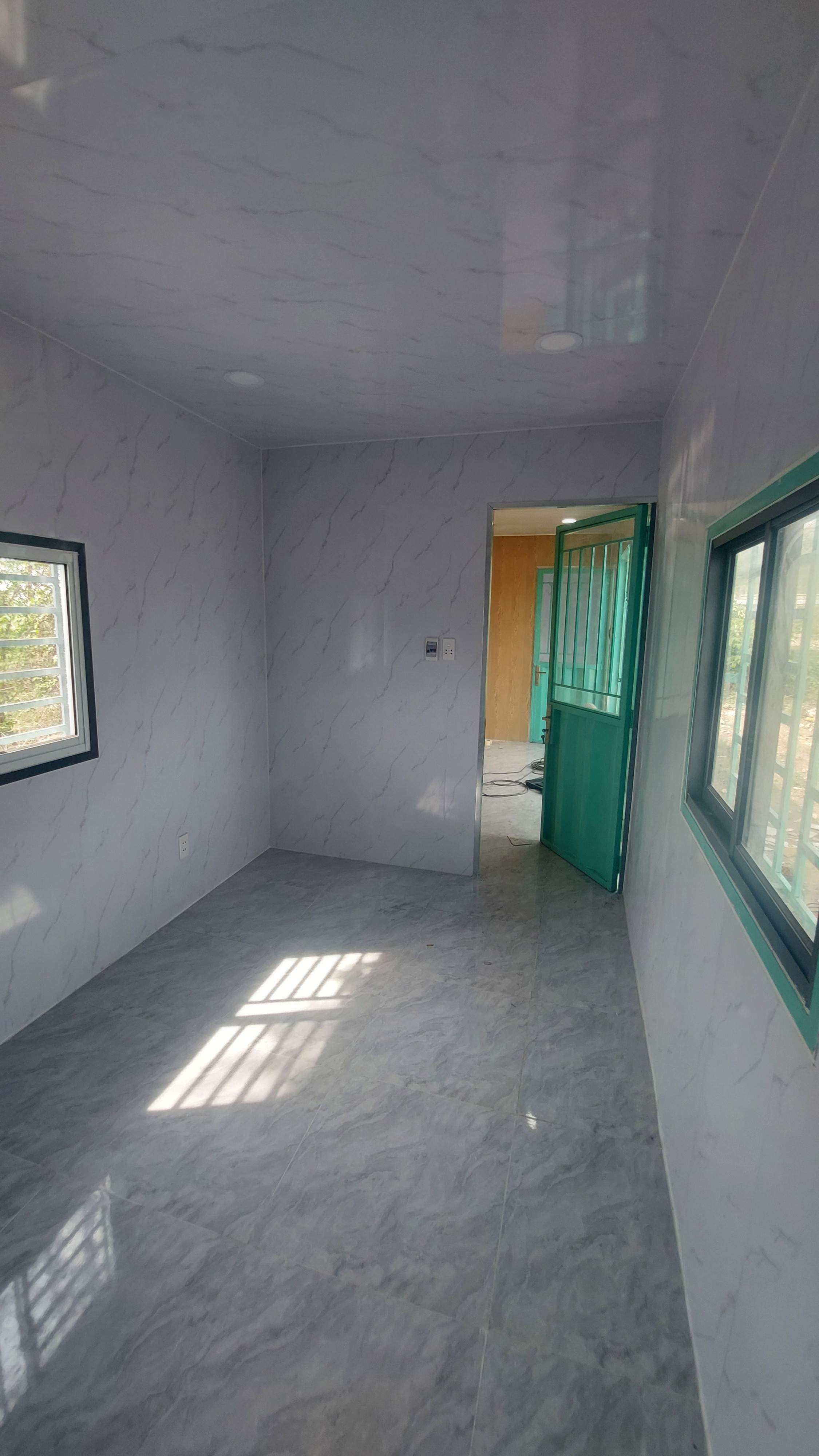 Nhà container 40 feet màu xám xanh  đầy đủ điện, đèn, quạt hút, máy lạnh